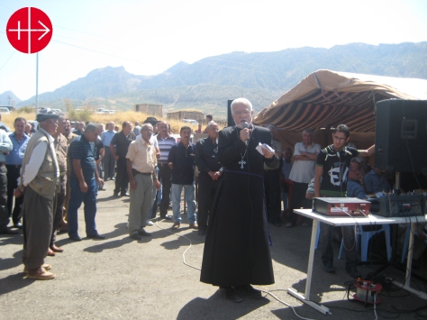 Father Emanuel Youkahna (Iraq) with displaced peoplePhoto: CAP